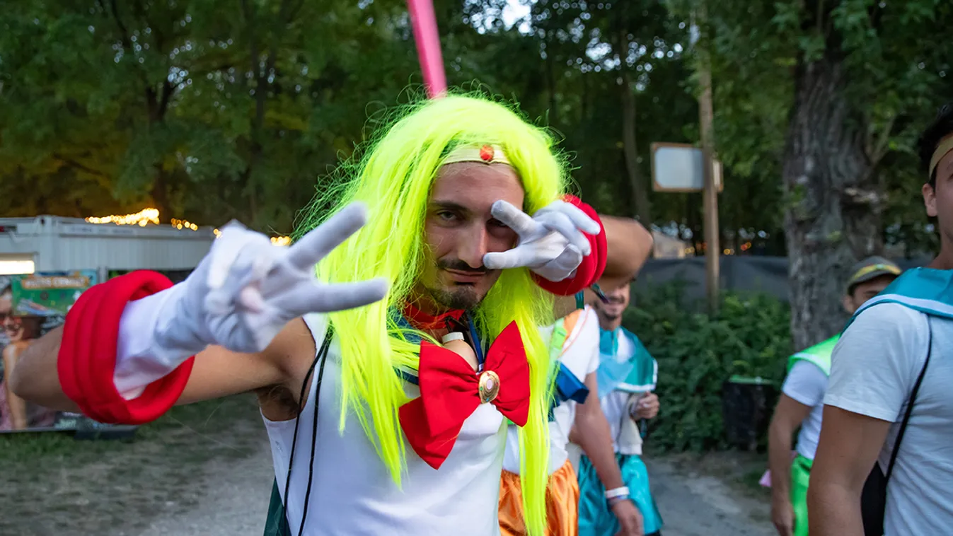 Megvadultak a Sziget-látogatók: elképesztő ruhákban rázzák