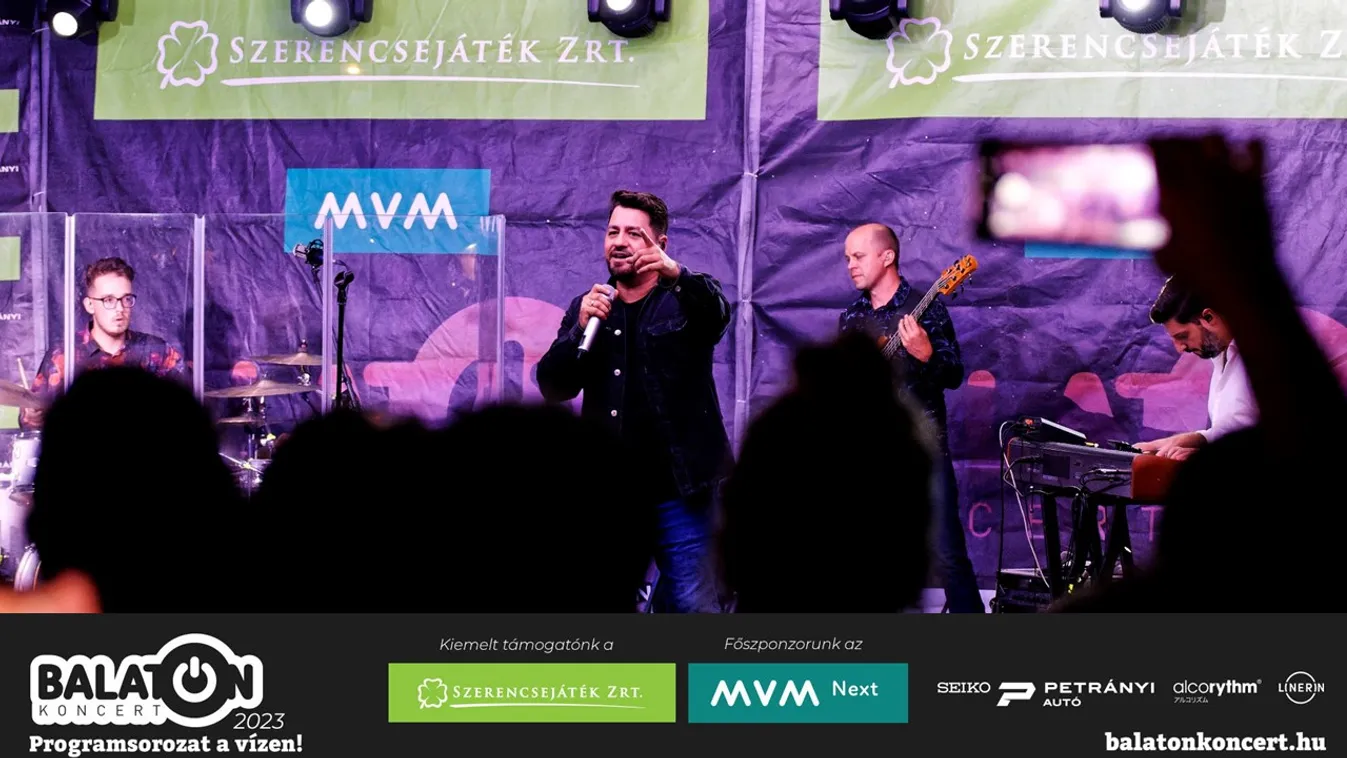 Füredre tart a BalatONkoncert színpadhajója