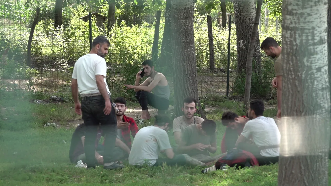 Továbbra is áradnak a migránsok