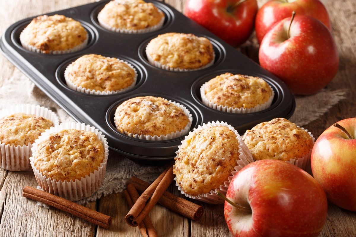 Sweet,Dessert,Apple,Muffins,With,Cinnamon,Close-up,In,A,Baking