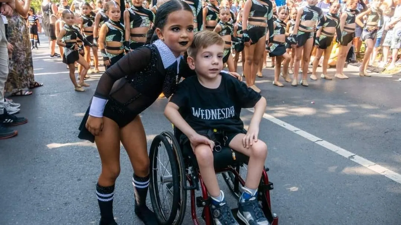 SMA Zente védte a táncosokat a debreceni virágkarneválon