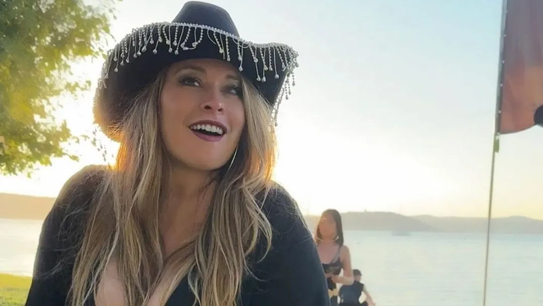 Király Linda feketében pompázott a Balaton Soundon. Az énekesnő mélyen dekoltált ruhában és kalapban jelent meg a rendezvényen testvérével és sógornőjével.