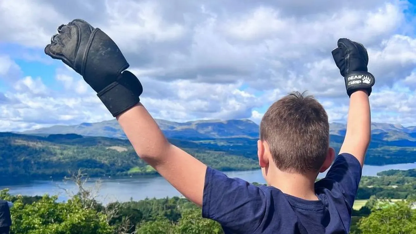 Felért a csúcsig az amputált lábú kisfiú