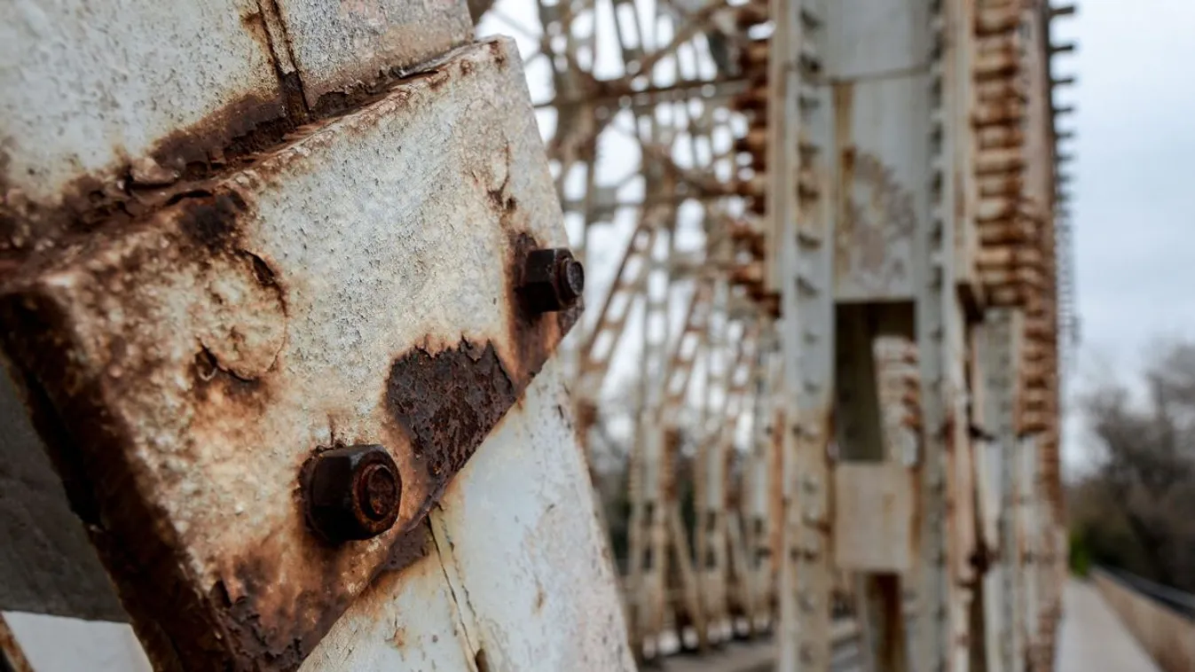 Brutálisan rozsdásodik a Sziget bevezető hídja