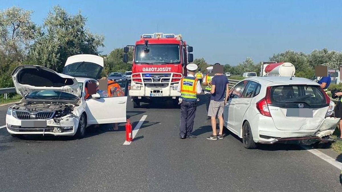 Totális a káosz az M7-esen, csak a leállósáv járható