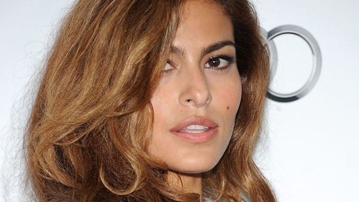 Eva Mendes meztelen testét csak szivacs takarja - Fotó