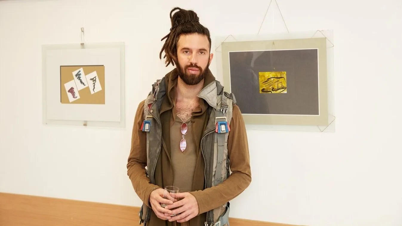 Az igen: Varga Viktor meztelenül a vécén ülve aludt el - kép