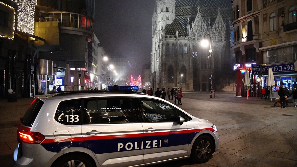 Mi lett az irigyelt Bécsből? Terroristákat éltet a tömeg a belvárosban, migránsbandák háborúznak az utcán – Ripost