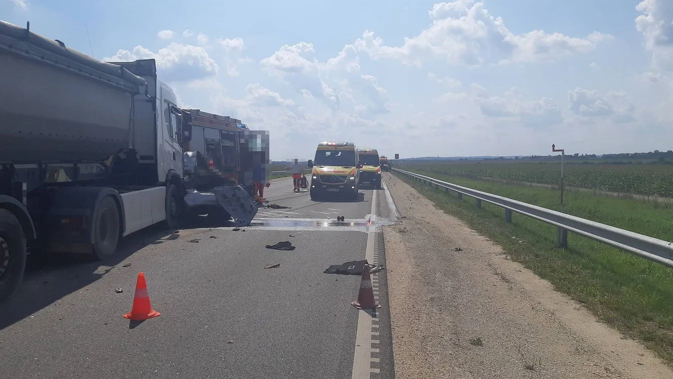 Elaludt a volánnál, és nyergesvontatóba csapódott Krisztofer