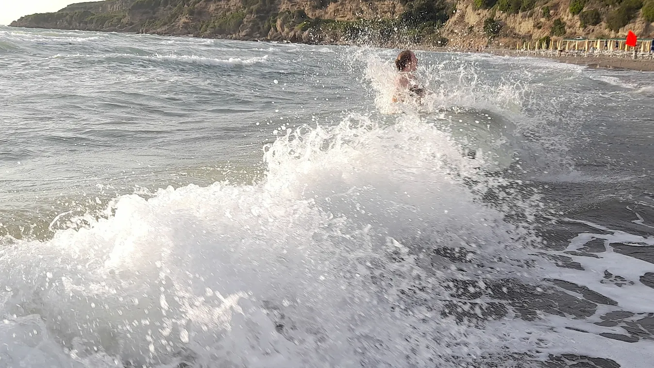 Ezért tört ki tömegverekedés a román tengerparton