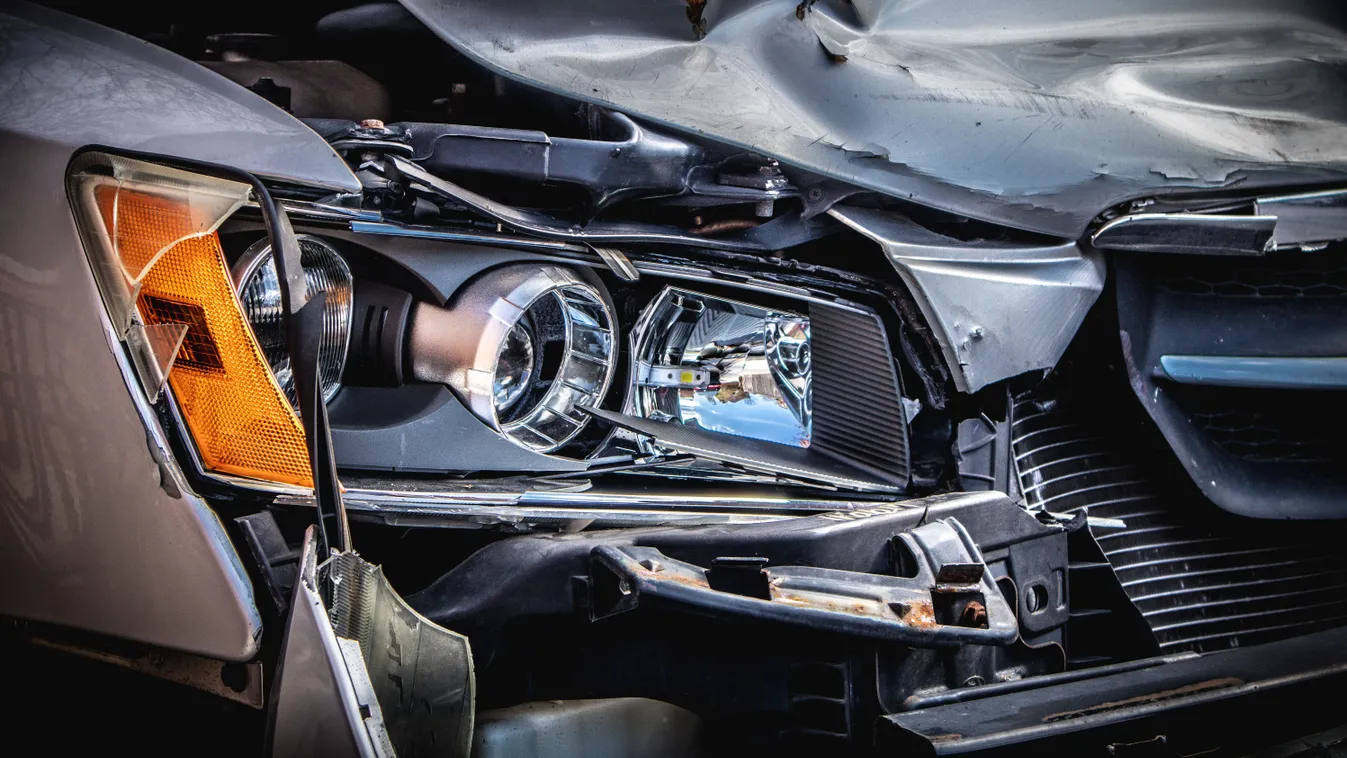 Fának ment egy autó Cegléd közelében