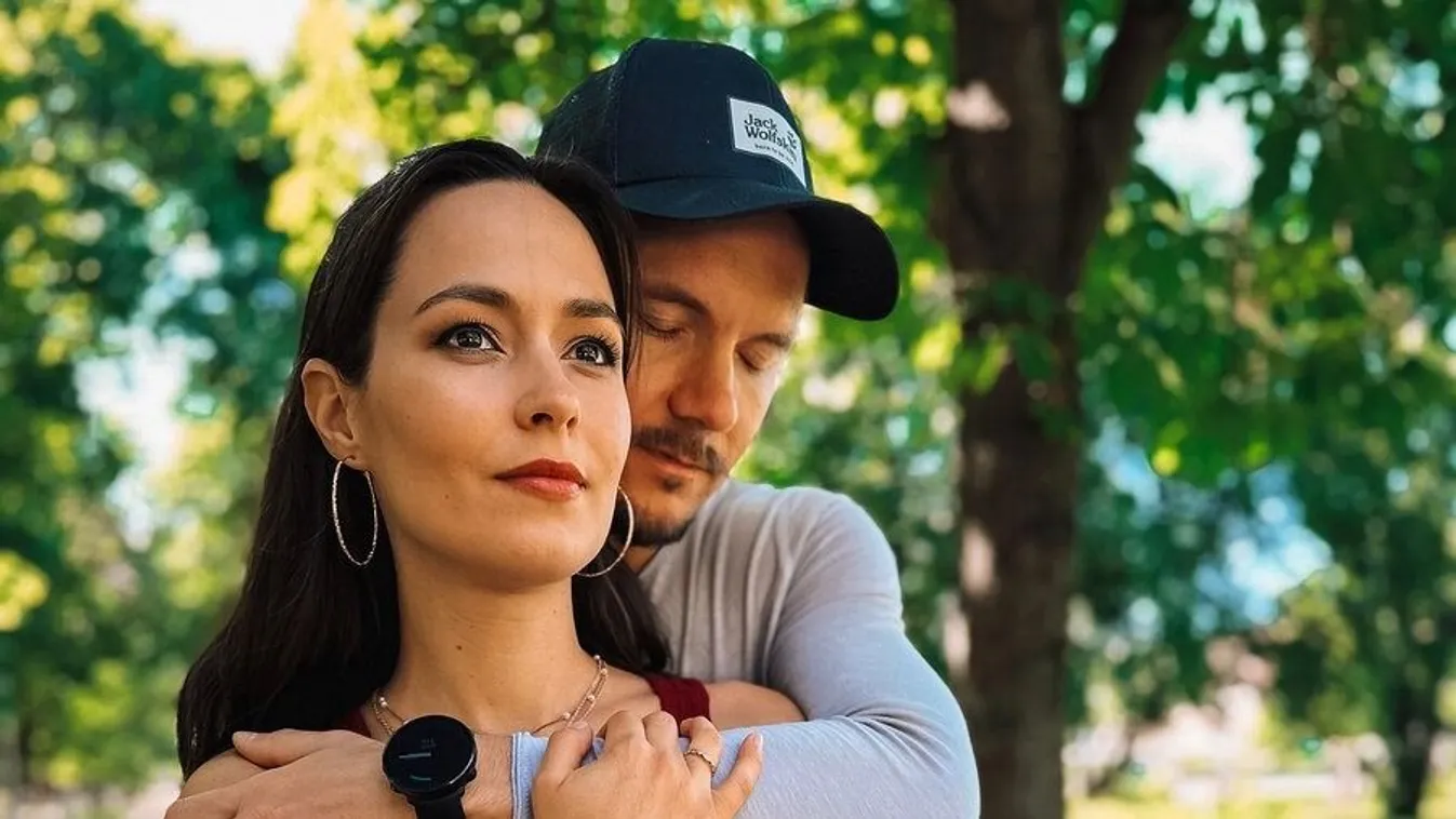 Tengerparton pihen a várandós színésznő