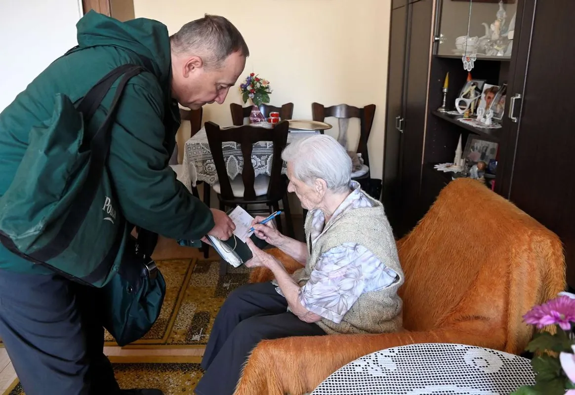 postás, nyugdíjas, pénz, nyugdíj