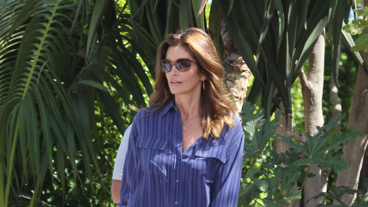 „Te vagy a természetes szépség” - az 57 éves Cindy Crawford félmeztelen fotóján ámuldoznak a rajongók