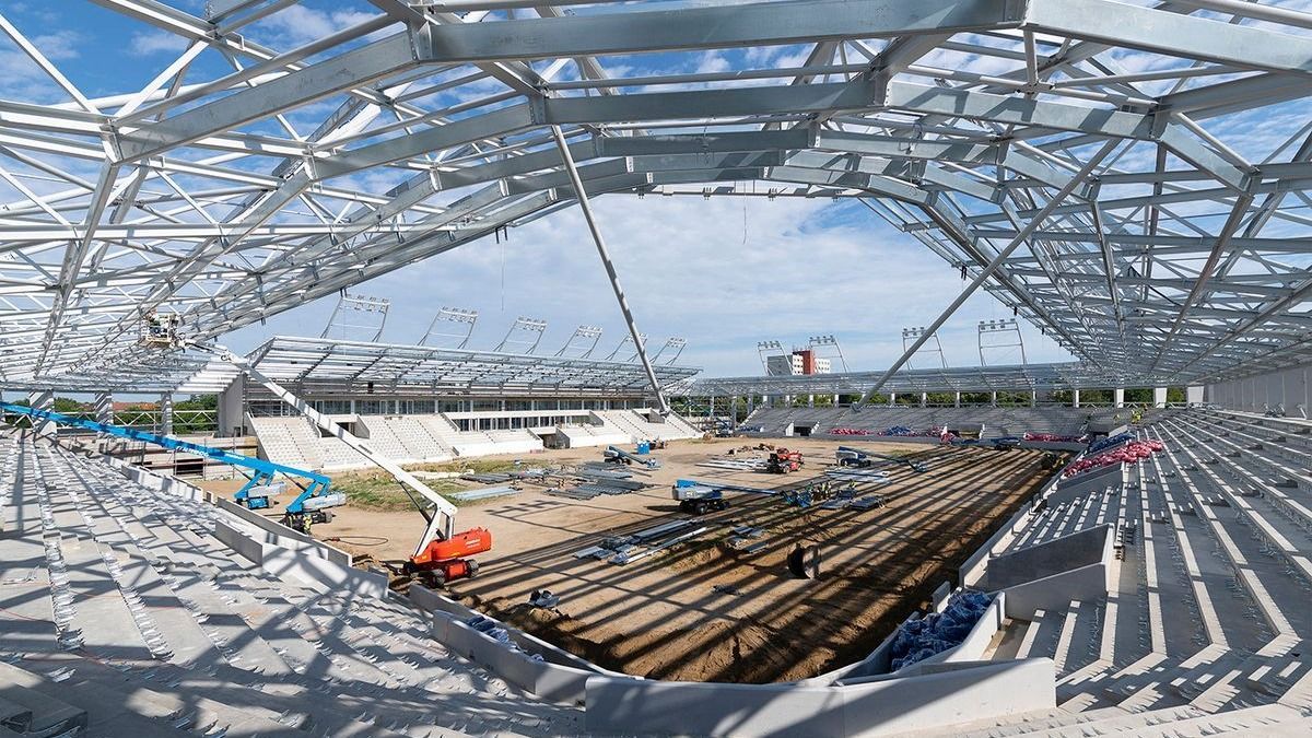 Felkerült a tető Magyarország legújabb stadionjára - Videó