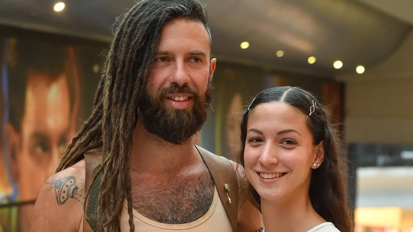 Hoppá! Fényes nappal, egy fesztivál zuhanyzójában estek egymásnak Varga Viktorék – Fotó