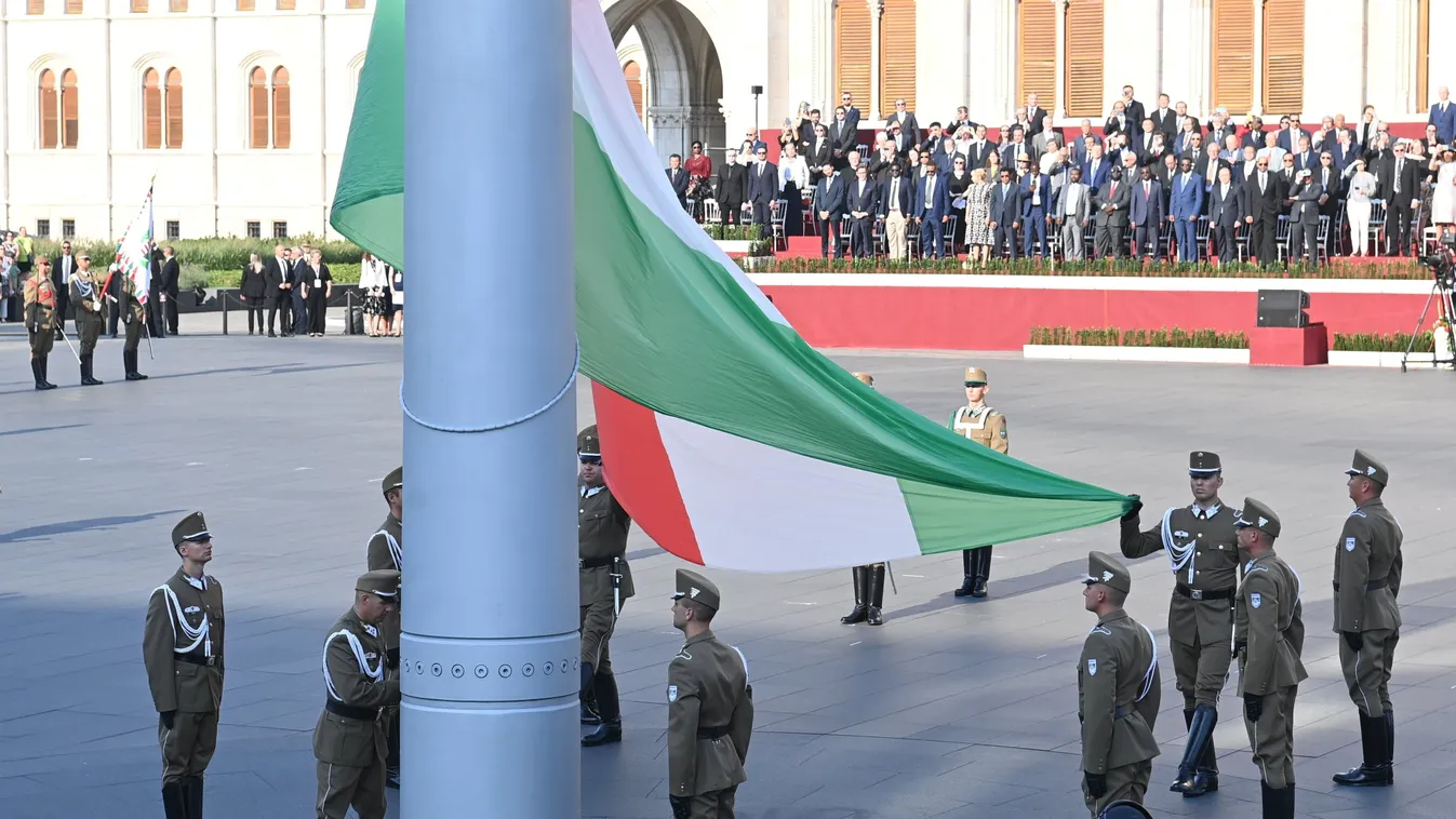 Felvonták a nemzeti lobogót az Országház előtt