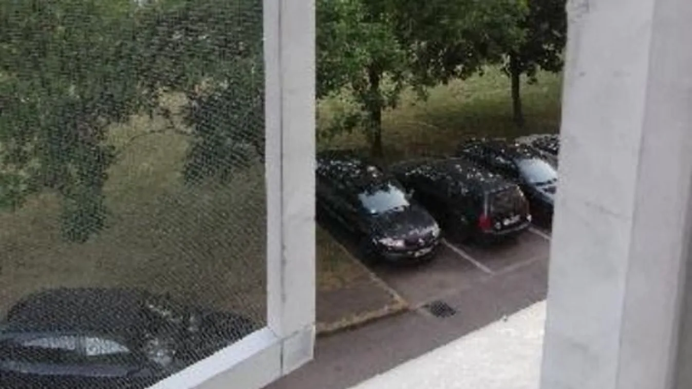 A budapesti ház ablakán esett ki a másfél éves kisgyerek