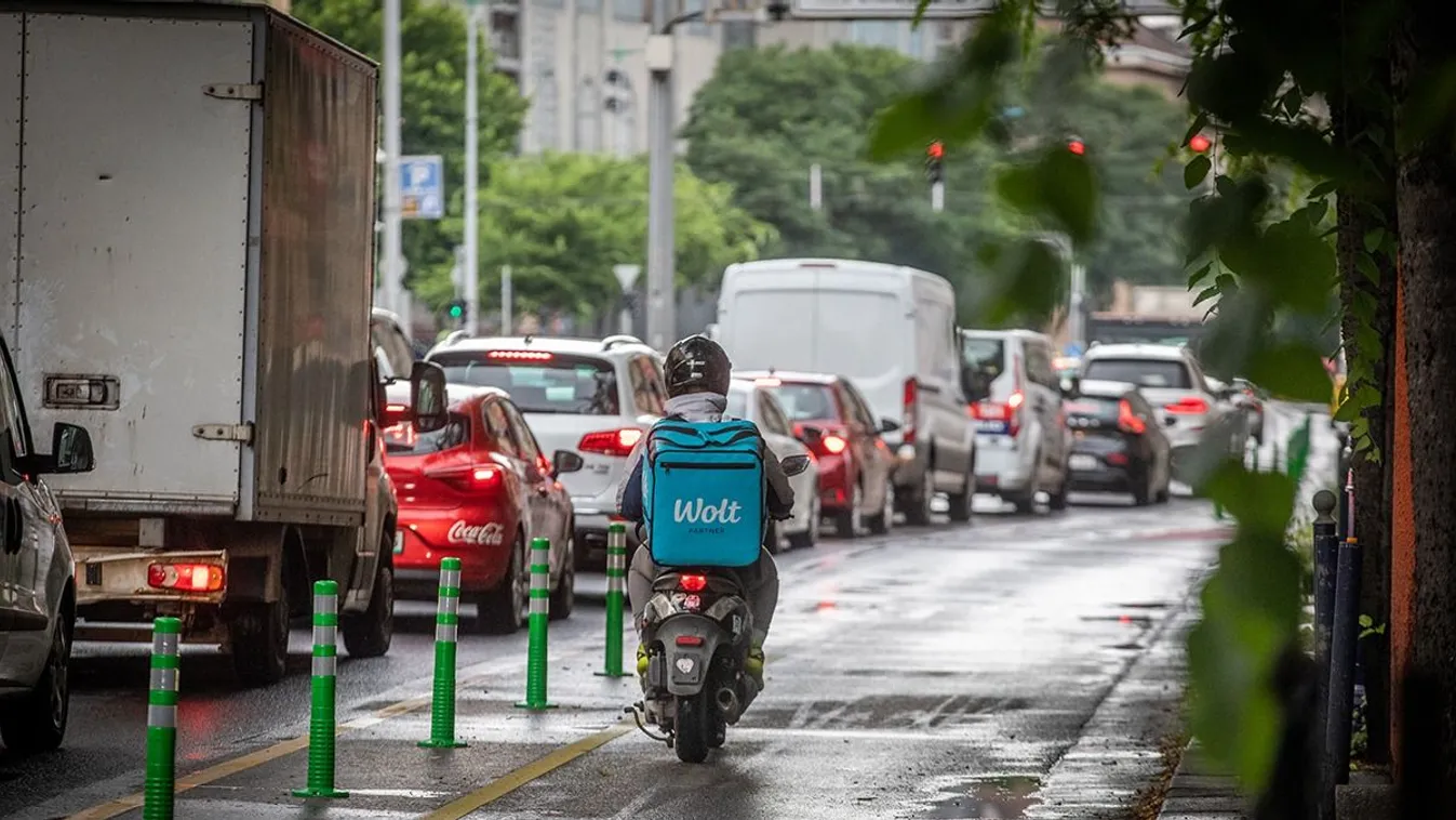 Megszállták a motorosok Karácsony új biciklisávjait - videó