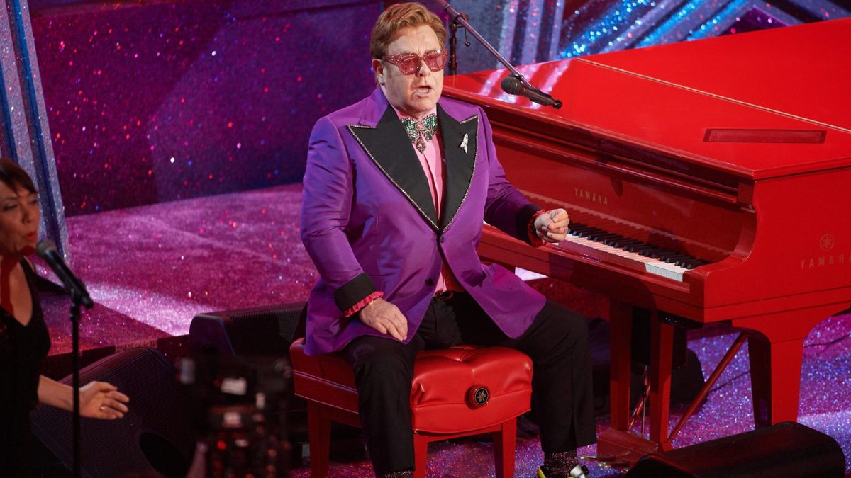 Most érkezett: kórházba került Elton John