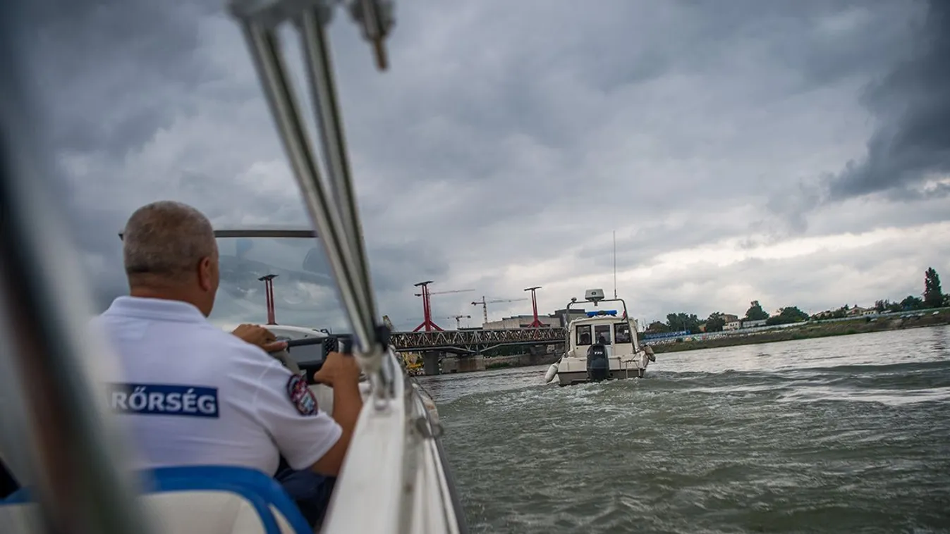 Kétéves gyerekek merültek el a Dunába a Lánchídnál