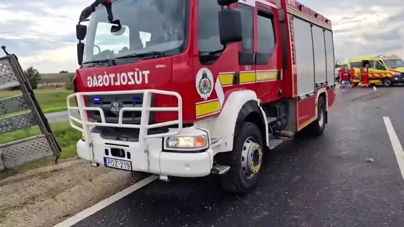 Balesetnél segédkező autósokba rohant bele a román trailer
