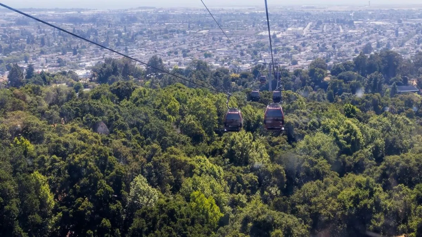 Elszakadt a drótkötél. 16 órát lógtak a felvonóba