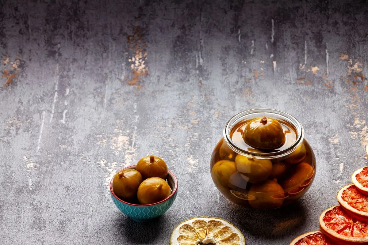 Preserved,Whole,Figs,Fruits,In,Syrup,In,Glass,Jar,And