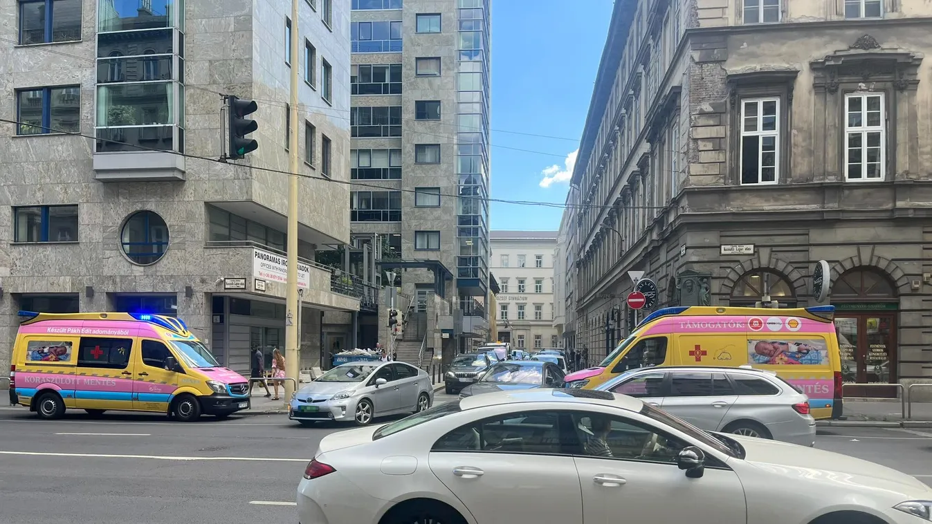 Gyermekmentő karambolozott Budapesten - Fotók