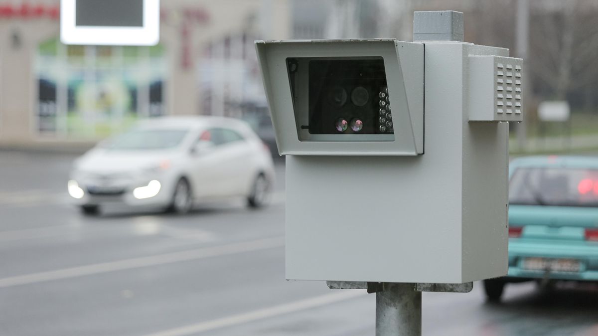 Egy hajszárítóval érte el az idős ember, hogy lassítsanak az autók