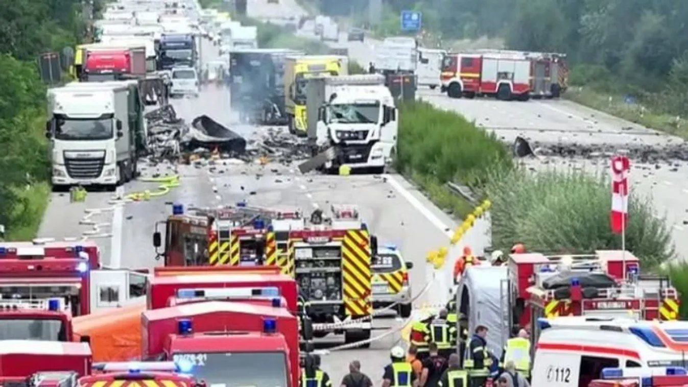 Veszélyes anyagokat szállító kamionok karamboloztak - Videó