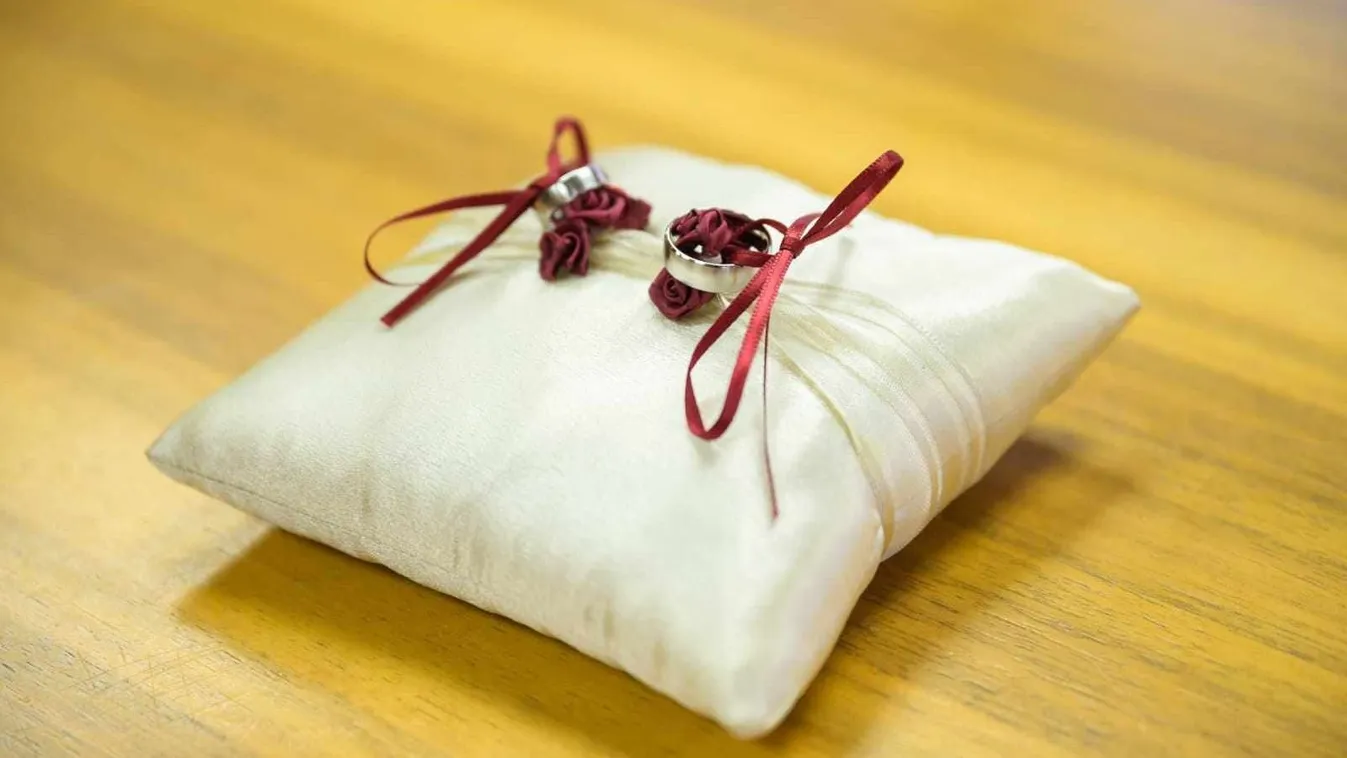 Kincsvadászat: A Balatonban veszett nyoma a jegygyűrűnek