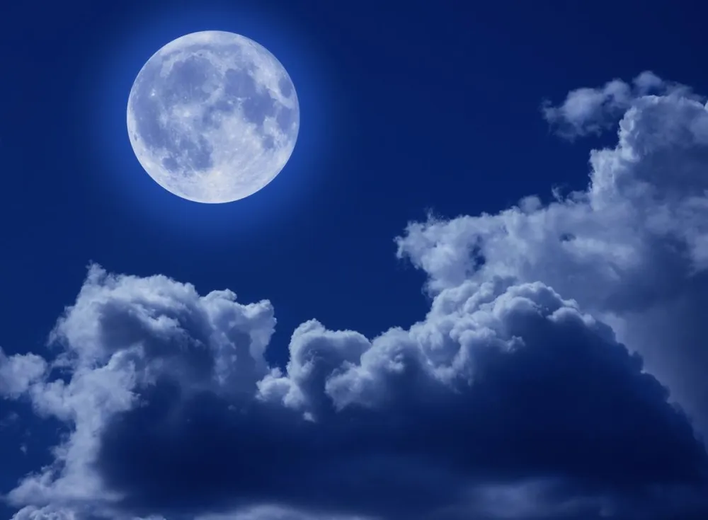 A,Full,Moon,In,A,Tragic,Night,Sky,With,Clouds.
