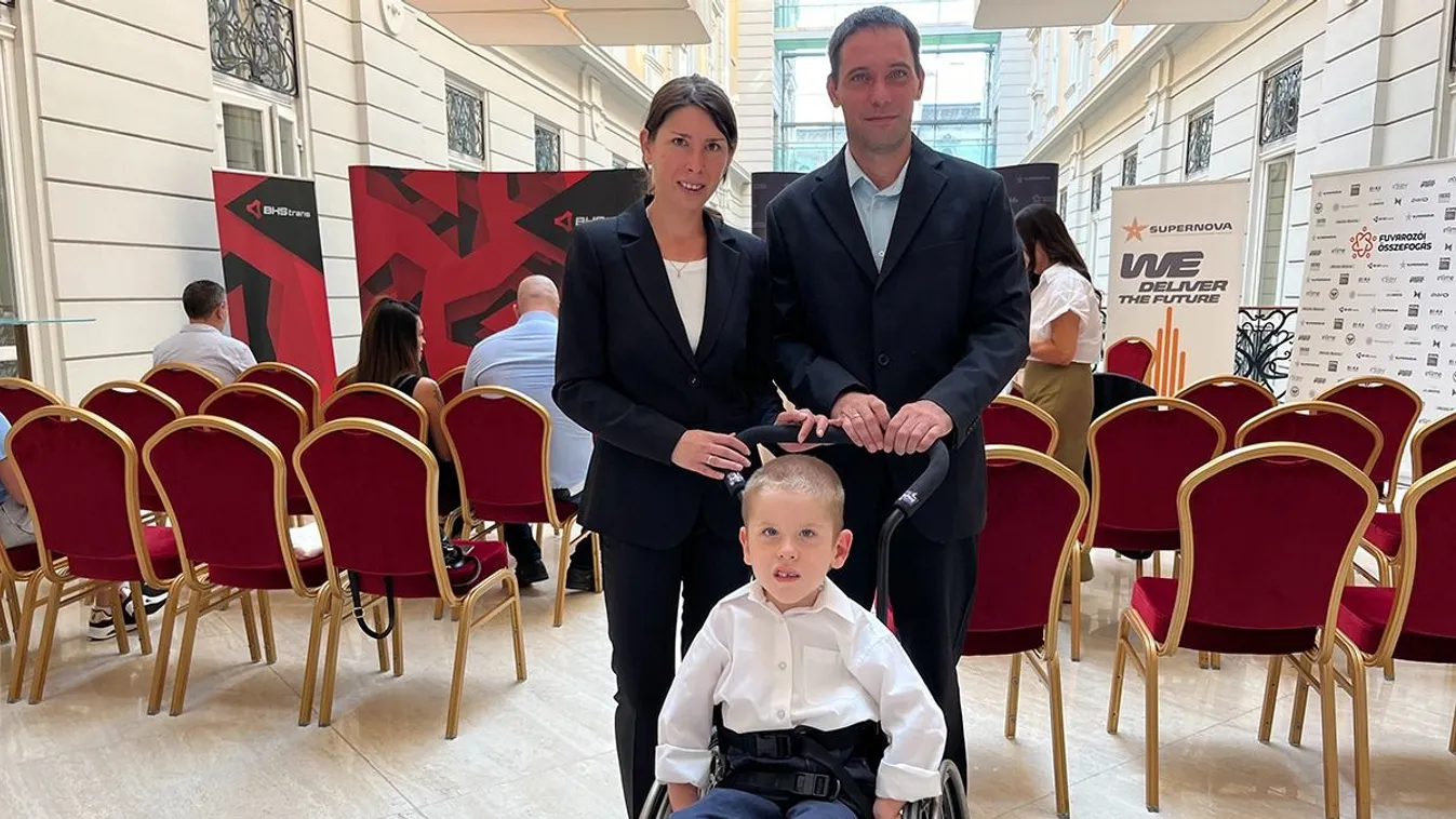 Nem hiszed el: ősellenségek fogtak össze SMA Tomikáért