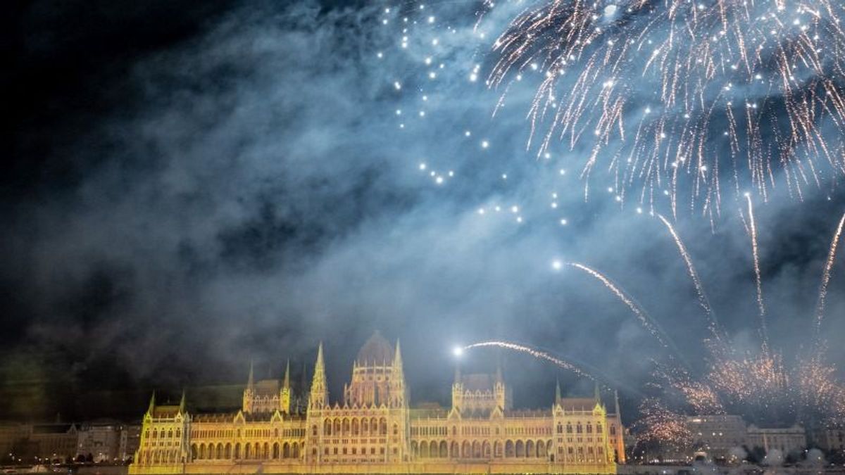 Minden az idei tűzijátékról: Drónshow, fényfestés és szikrázó effektek 30 percen keresztül