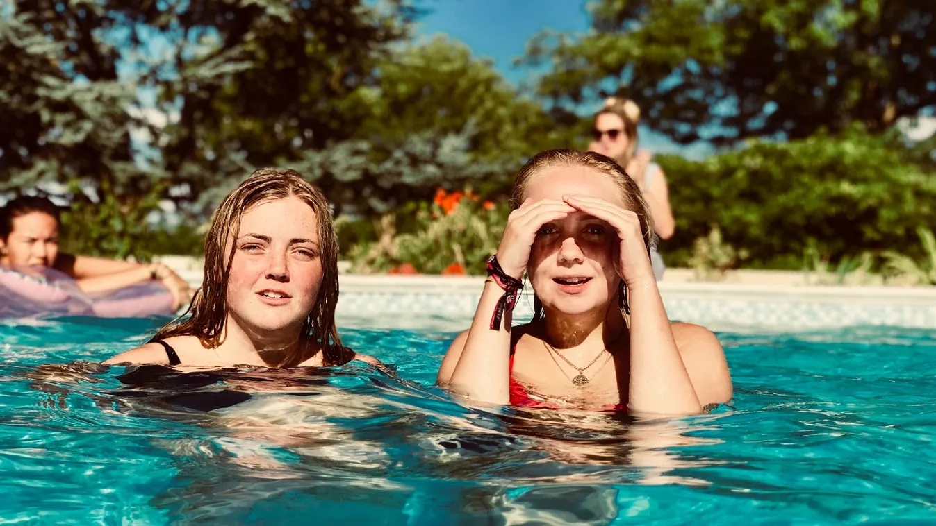 Gyerekek mellett, a medencében nyúlt magához a perverz