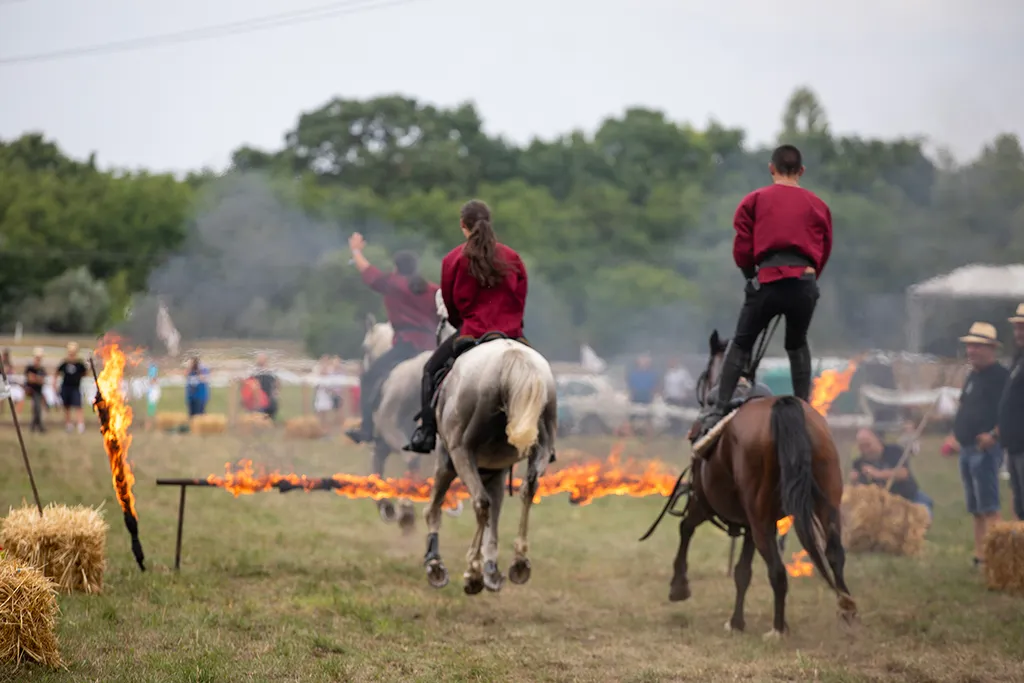 Az erdélyi Farkaslakai lovas kaszkadőrök bemutatója