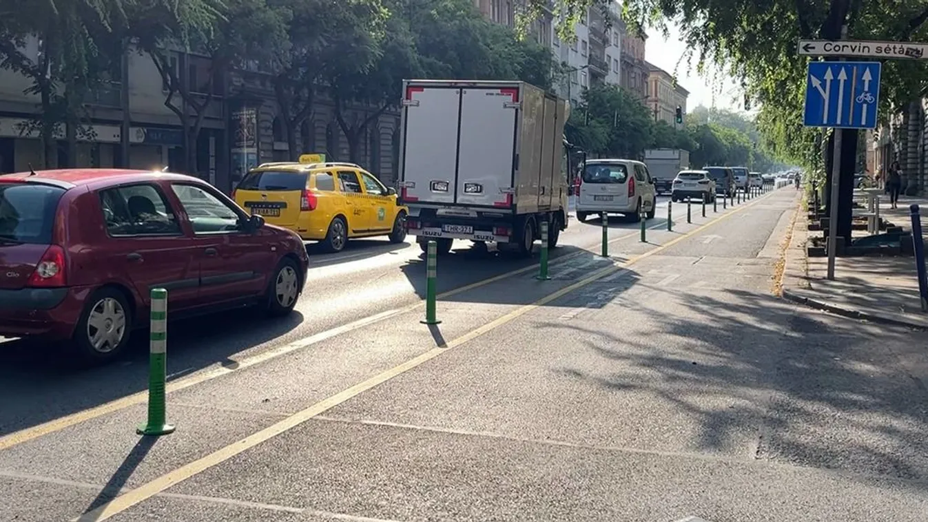 Az emberek a mentők mellé álltak Karácsonnyal szemben