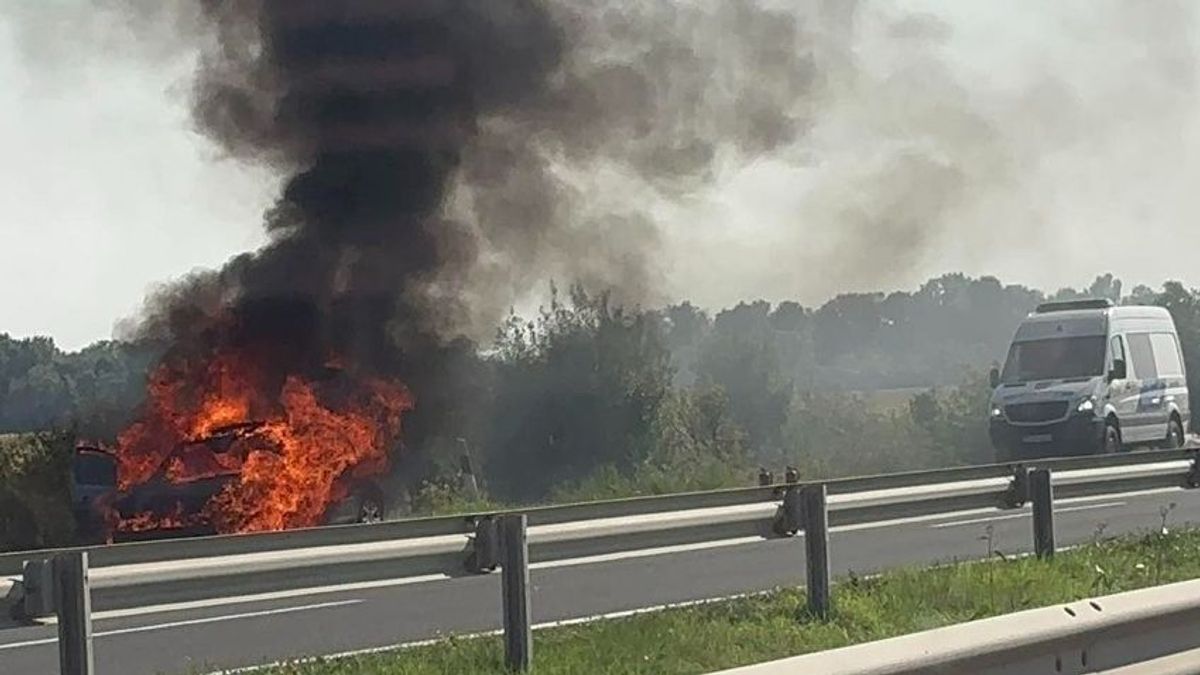 Kigyulladt egy autó az M7-esen - Brutális felvételek