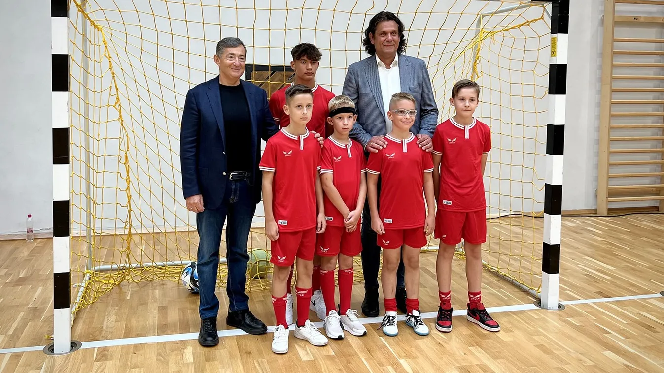 Sportmezeket adományoztak Felcsúton