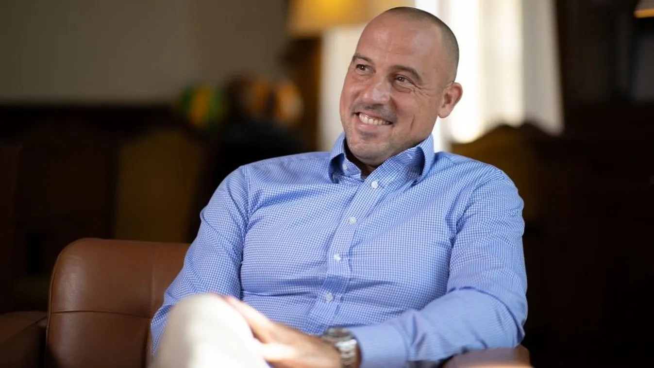 Schmidt Ádámnak úton-útfélen gratulálnak az atlétikai vb-hez