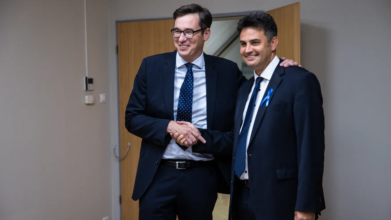 Márki-Zay is szépen eltett a guruló dollárokból