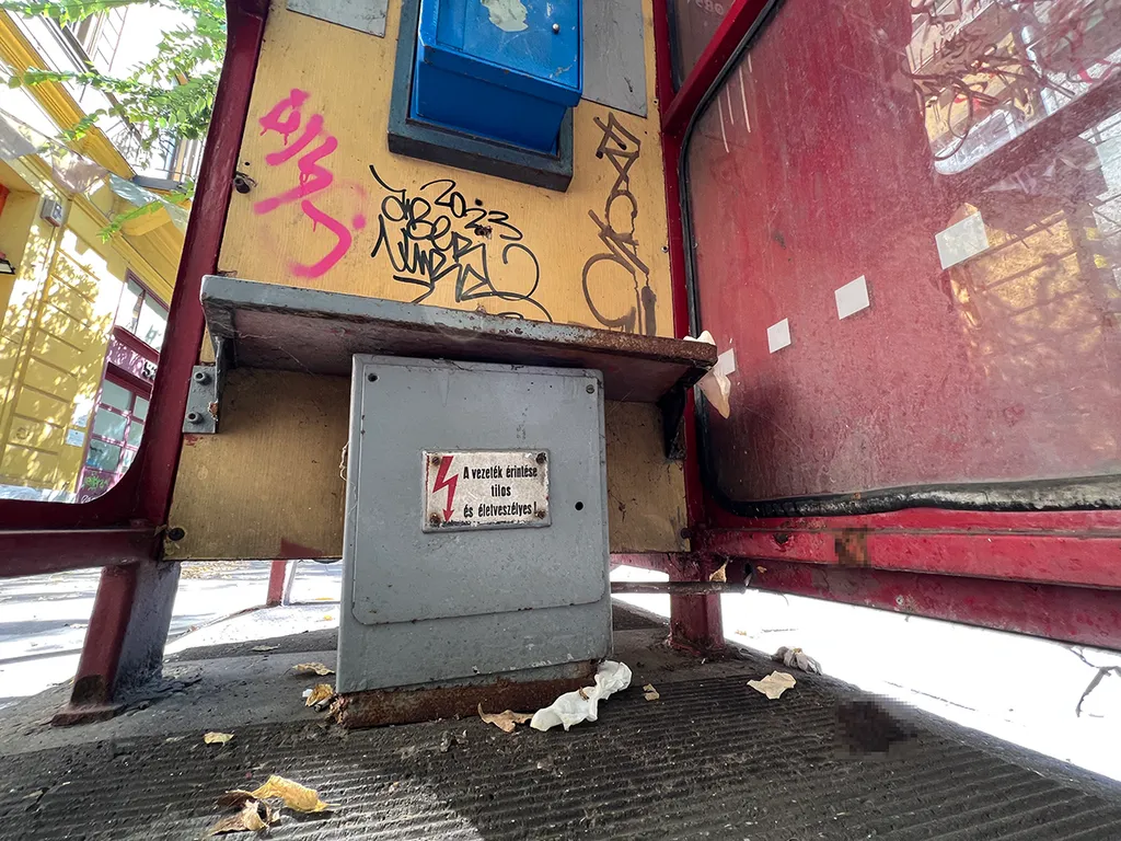 Szaros telefonfülkek