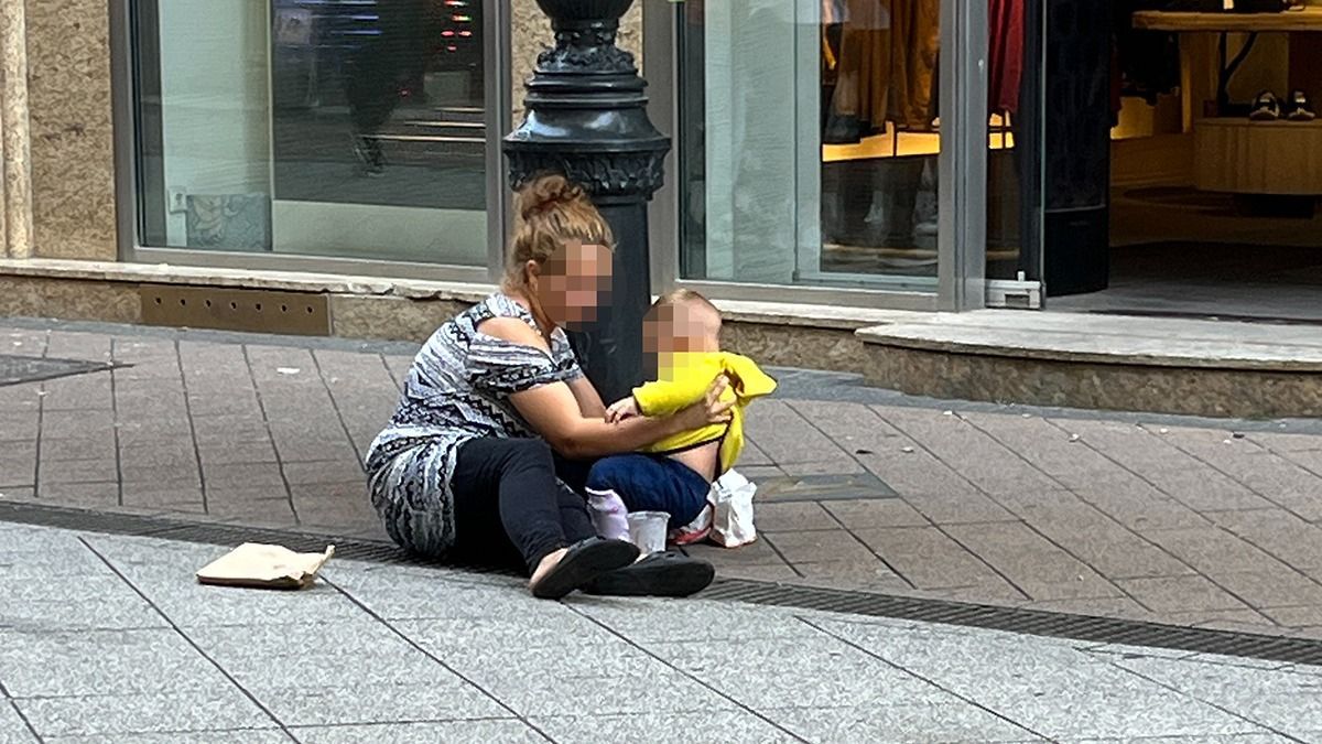 Lebuktak: cserélt a koldusmaffia a Vörösmarty téren - videó