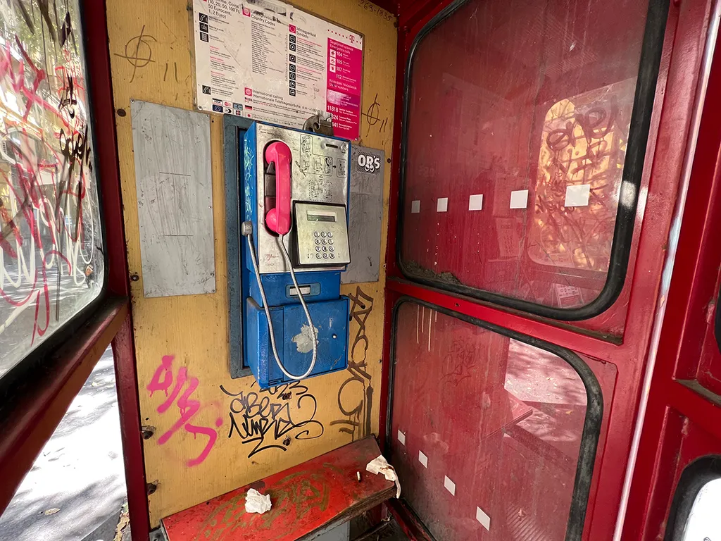 Szaros telefonfülkek