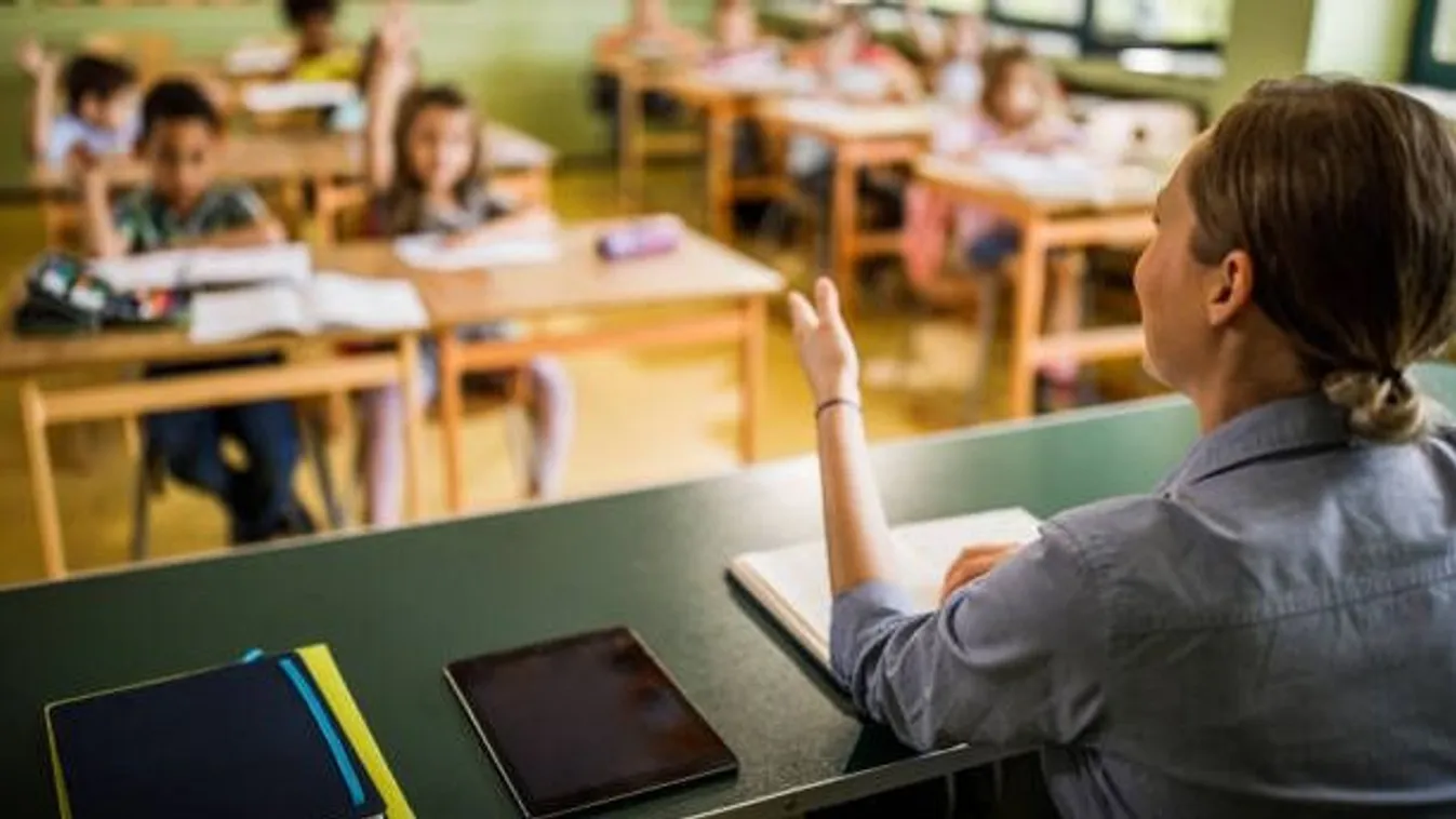 "Üdvözlöm, hogy erre is figyelmet fordítanak" – Tehetséggondozó tanároknak indítanak ösztöndíjat