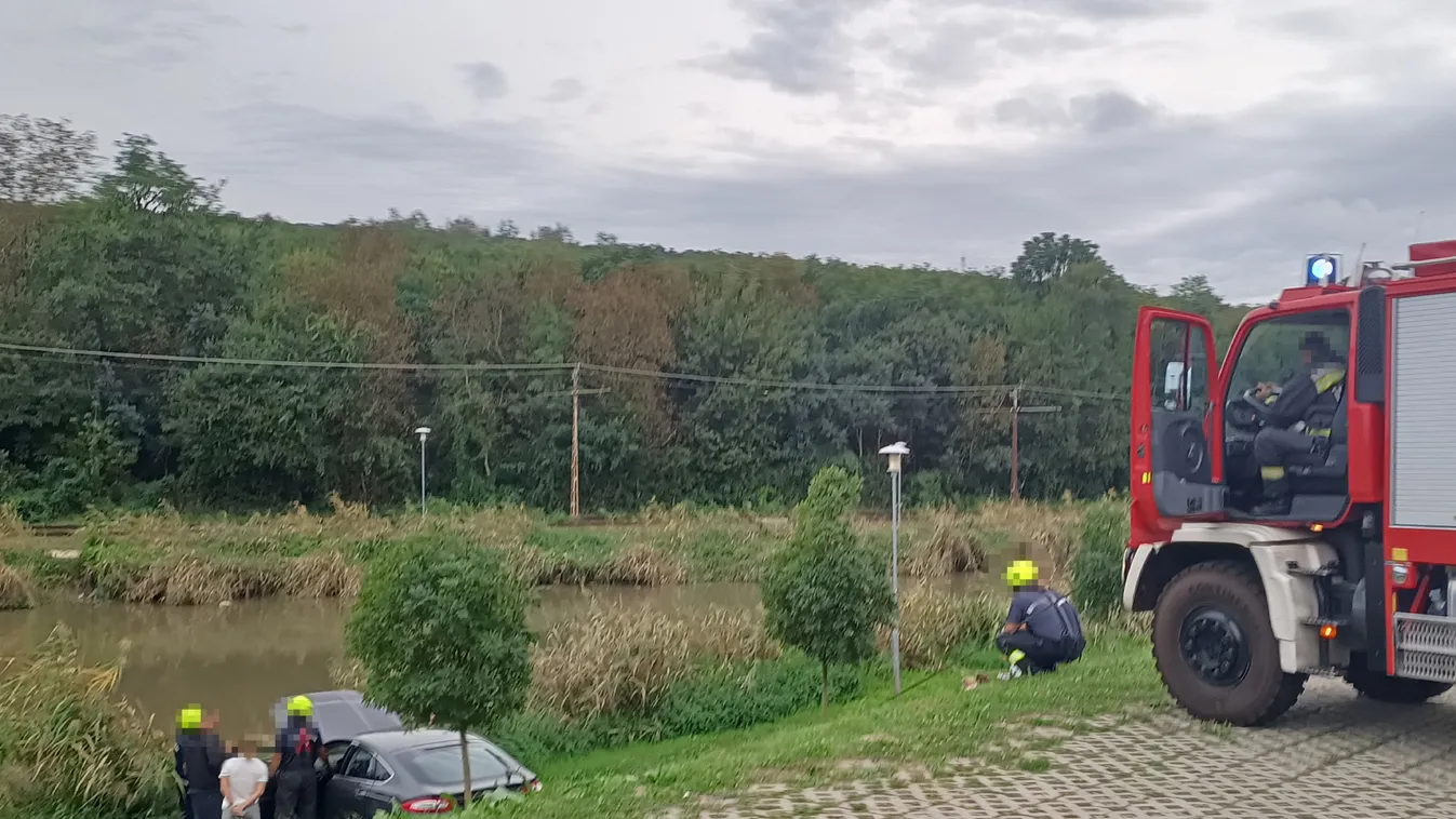 Nem húzták be a kéziféket, tóba gurult egy autó Budán