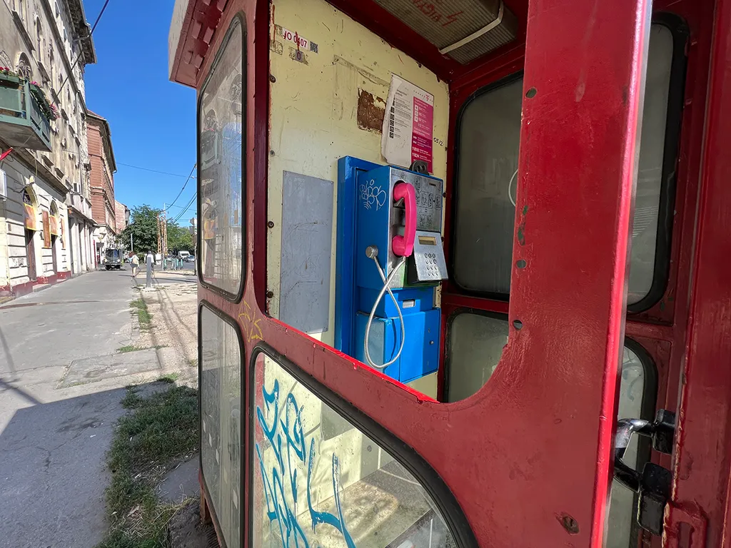 Szaros telefonfülkek