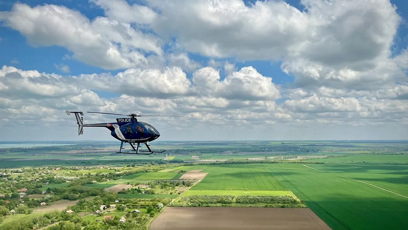 Drámai videón a Balatonszéplaknál vízbe zuhanó helikopter