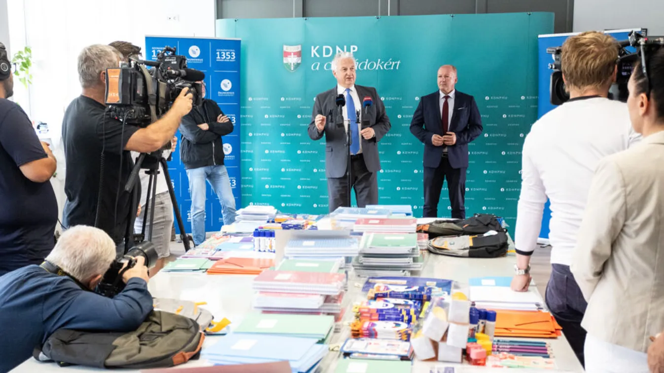 Semjén Zsolt: A tanszertámogatás nem csak az egyes gyereknek jó...